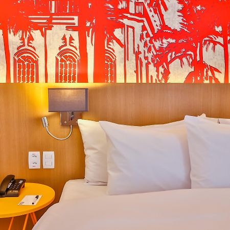 Radisson Red Campinas Hotel Campinas  Buitenkant foto A room at the hotel
