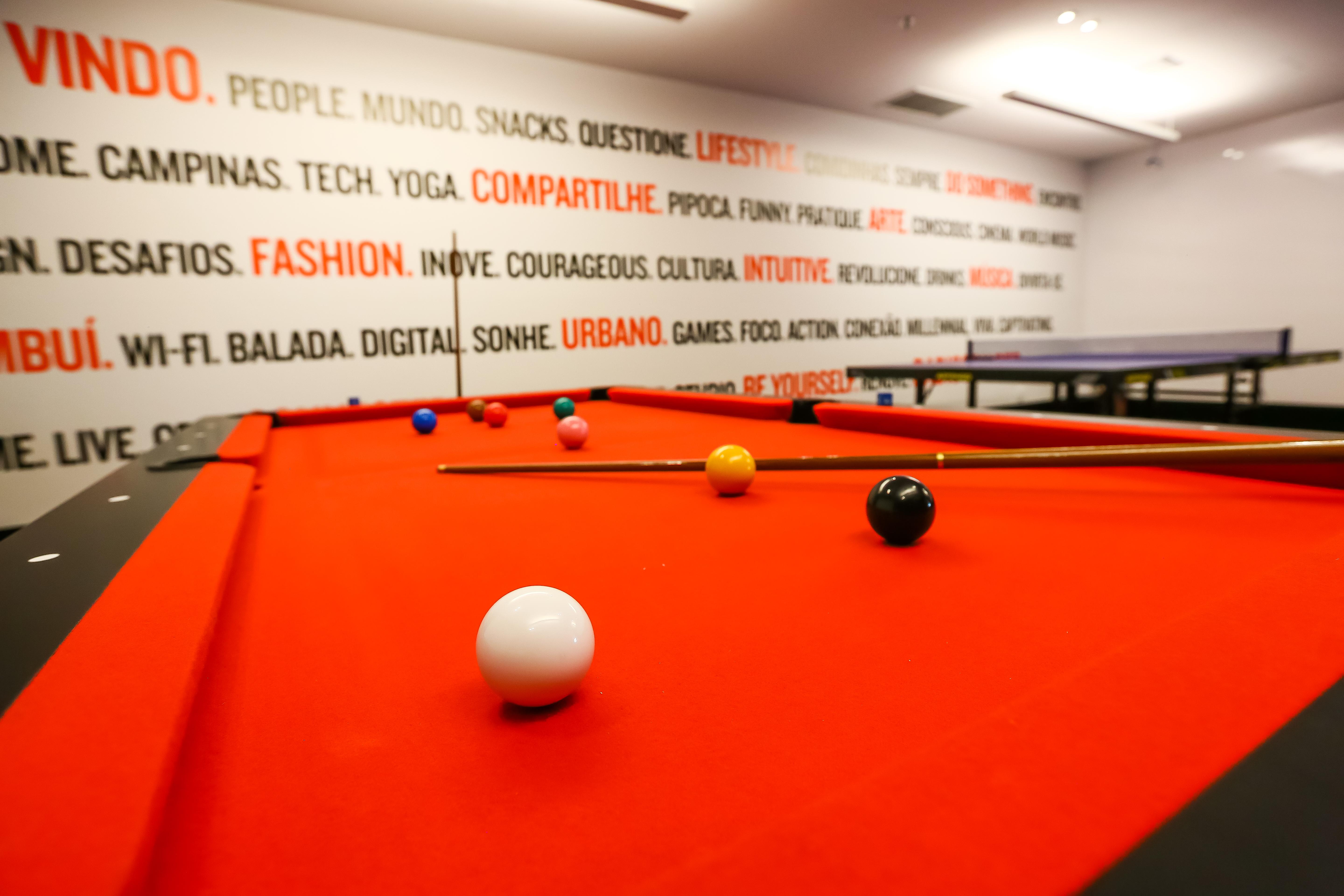 Radisson Red Campinas Hotel Campinas  Buitenkant foto Pool table at the company's headquarters