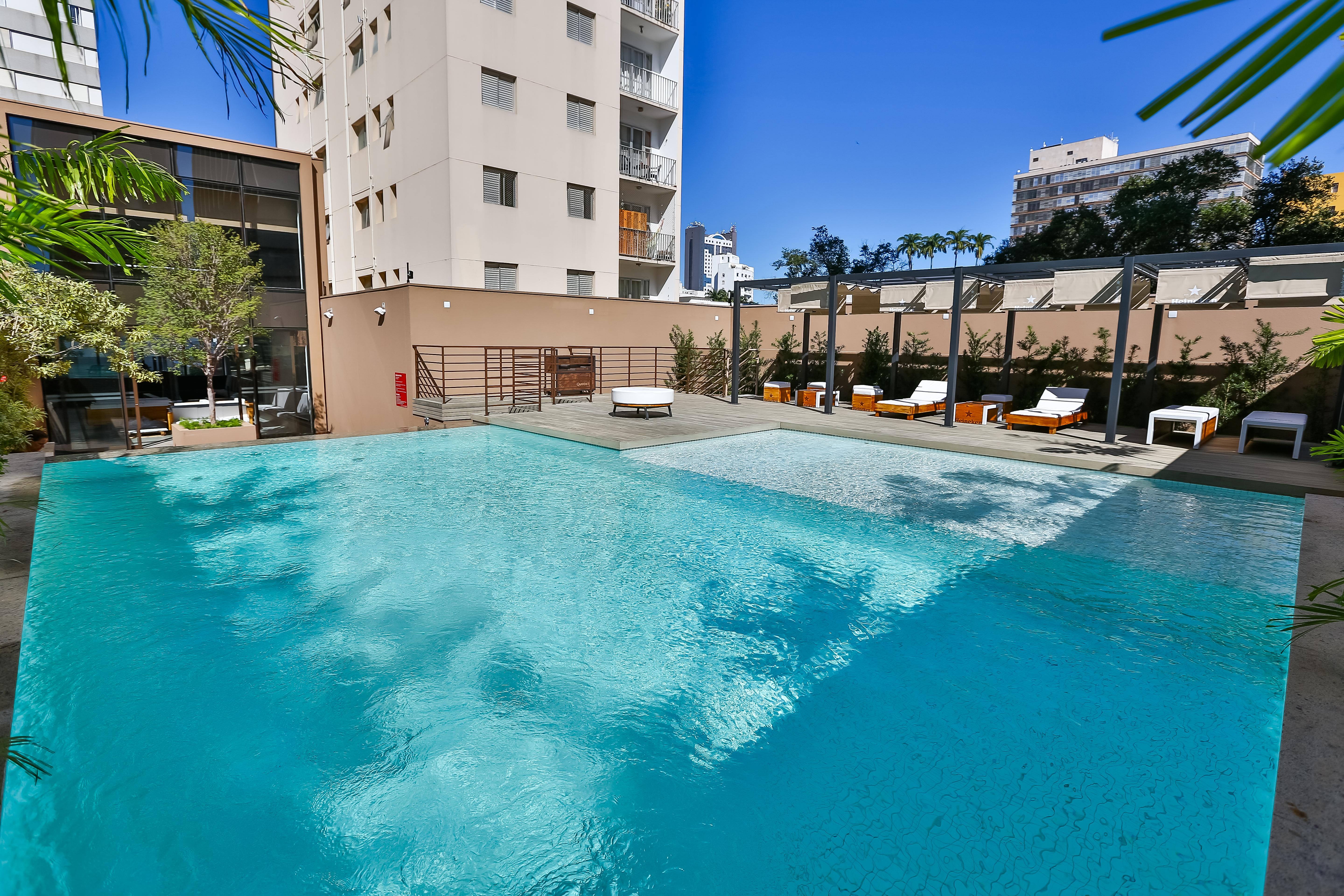 Radisson Red Campinas Hotel Campinas  Buitenkant foto The pool at the hotel