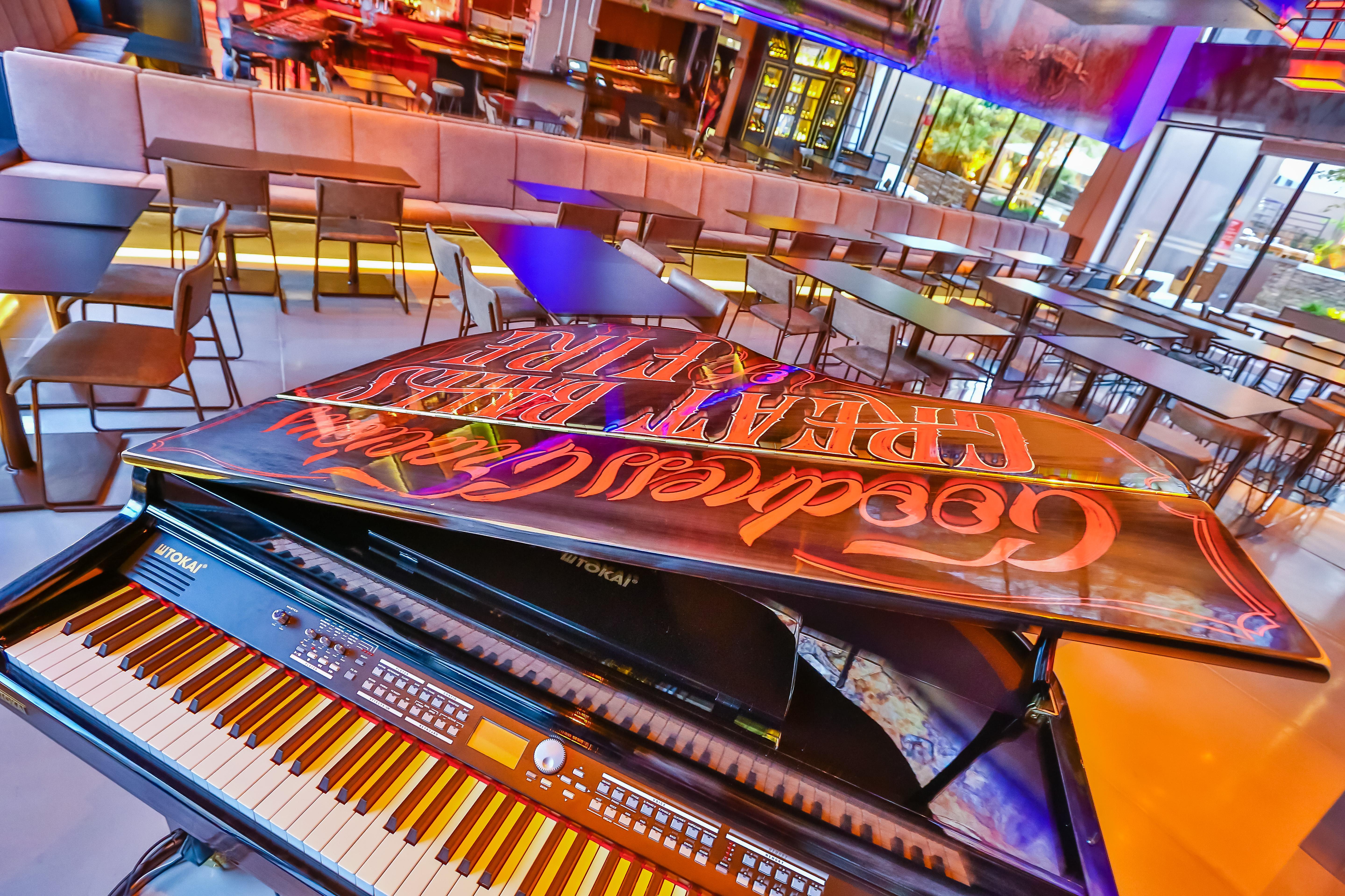 Radisson Red Campinas Hotel Campinas  Buitenkant foto The piano at the Hard Rock Cafe in Las Vegas