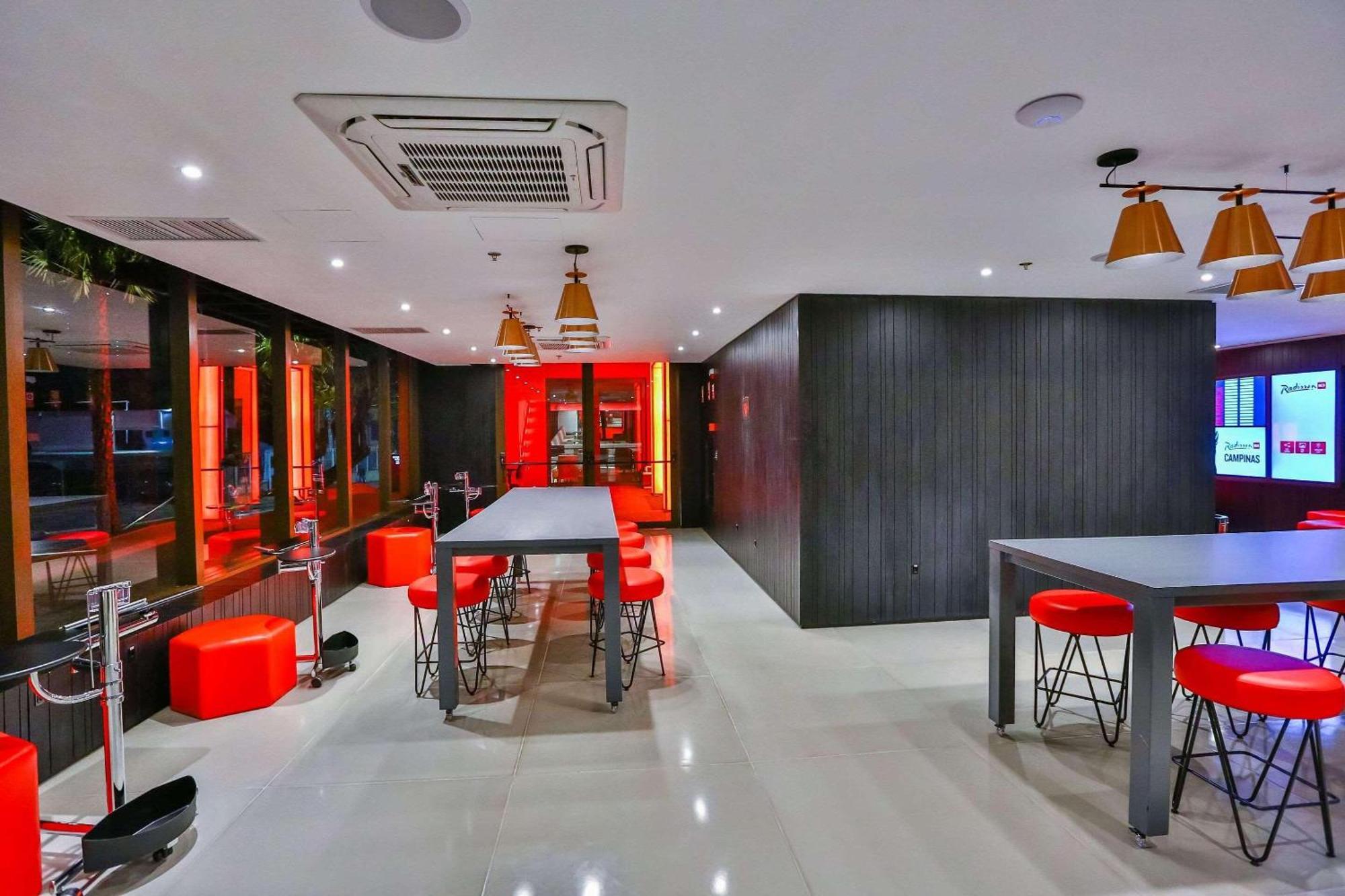 Radisson Red Campinas Hotel Campinas  Buitenkant foto The lounge at the airport