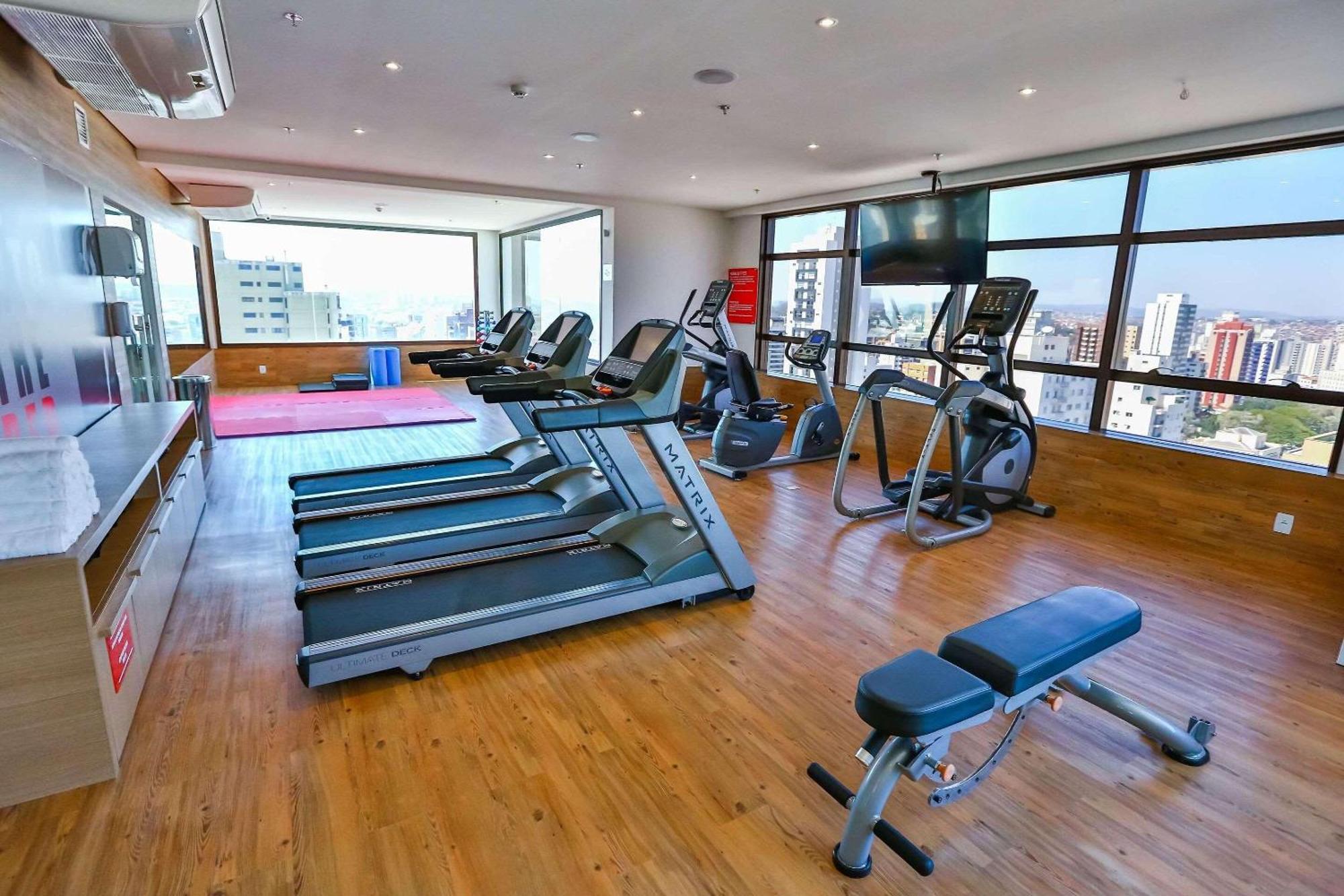 Radisson Red Campinas Hotel Campinas  Buitenkant foto A gym in a hotel