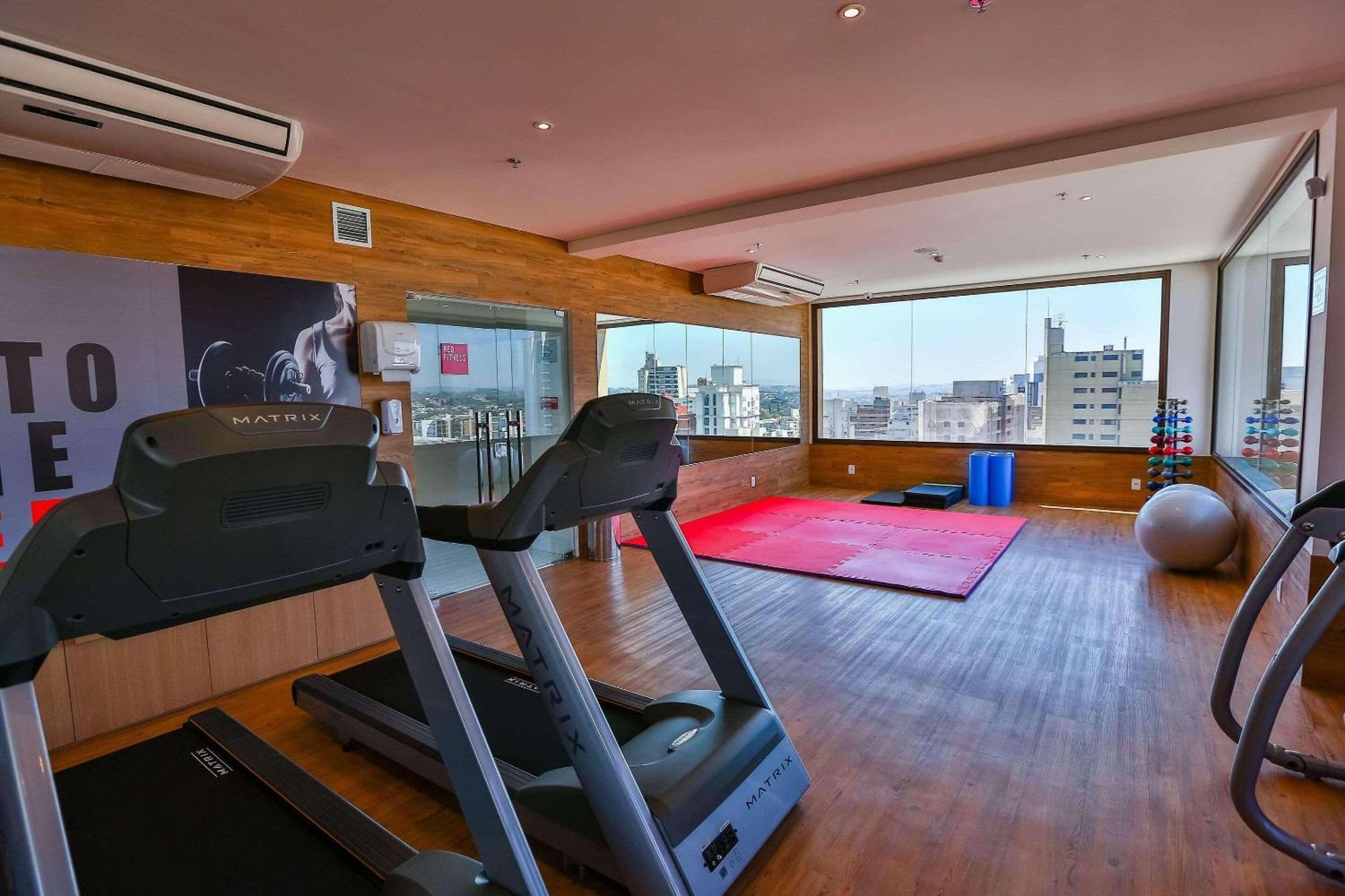 Radisson Red Campinas Hotel Campinas  Buitenkant foto The gym at the hotel