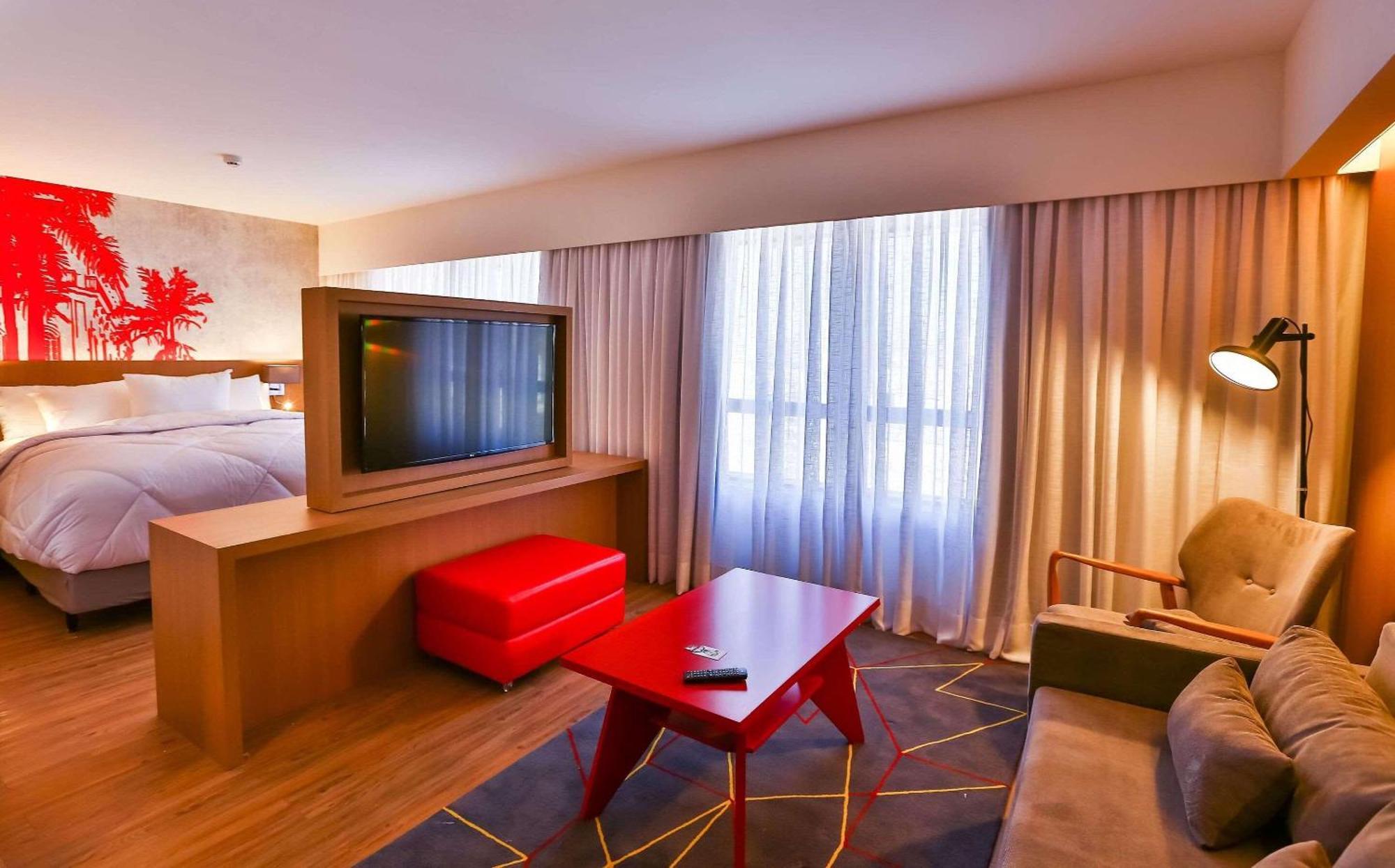 Radisson Red Campinas Hotel Campinas  Buitenkant foto A room at the hotel